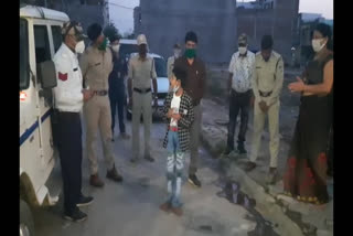 Policemen in Alirajpur greet the child by taking a cake
