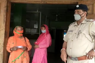 jwalamukhi police serving people during lockdown