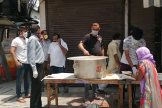 People of Najafgarh Maksudabad Colony feeding poor during lockdown