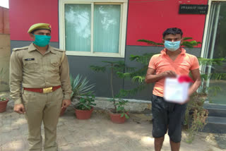 Police arrested a smuggler with illegal raw liquor in Gautam Buddha Nagar lockdown