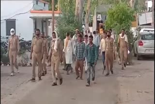 नमाजियों को ले जाती पुलिस.