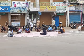 anantapur dst kalyandurgam poilcie punish the people who comes on road unnecessarly