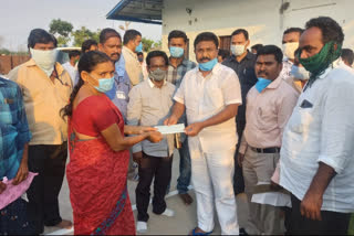 minster adimulapusuresh gave exgration to effected family in prakasam dst