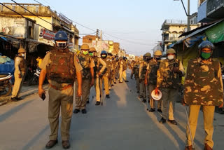 महराजगंज में लाॅक डाउन का पालन कराने के लिए पुलिस ने किया फ्लैग मार्च