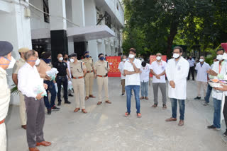 aiims health workers welcomed delhi police with flowers for fighting with corona