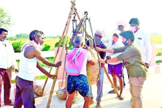 mahabubabad zp chair person helped a farmer in selling his crop