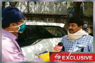 manoj tiwari attacked kejriwal and said that people of delhi suffer from both corona and hunger