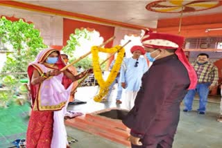 viral-video-of-maintaining-social-distance-in-marriage-in-dhar