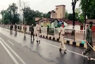 Police took out flag march in Baraplasi market in dumka