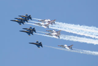 US military planes COVID-19 Coronavirus US Air Force Thunderbirds Navy Blue Angels ആരോഗ്യ പ്രവര്‍ത്തകര്‍ക്ക് യുഎസ് സൈനിക വിമാനങ്ങളുടെ അഭിവാദ്യം