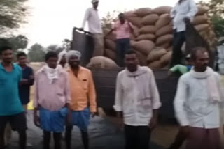 CORN FARMERS PROTEST AGAINST OFFICERS