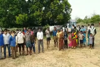 AP officials blocking migrant labourers at interstate check post in Aswaraopet