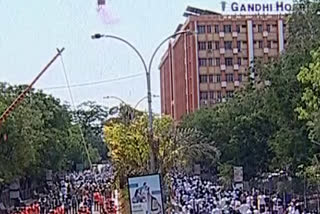 Gandhi Hospital  chopper showers  petals  IAF chopper  Gandhi Hospital  സൈനികർ  ആദരിച്ച്  ഹൈദരാബാദ്  ഗാന്ധി ആശുപത്രി  ആരോഗ്യ പ്രവർത്തകർ  ശുചീകരണം  ആദരം