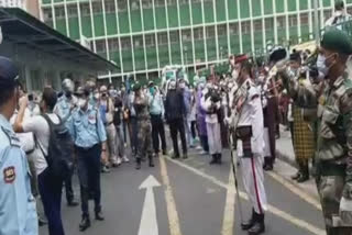 Doctors welcome army personnel to AIIMS in lockdown