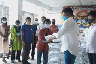 Delivery of food  kit by Omkara Hindu Youth Service in Suratkal