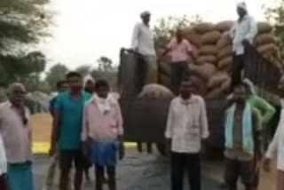 regonda farmers are facing problems in selling their crop in bhupalpally
