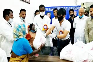 gaddam gangadhar yadav distributes groceries in gowliguda