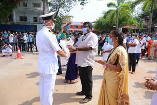 എറണാകുളം  Indian Navi  ഇന്ത്യൻ നേവി  salute medical workers  കർമ്മനിരതരായ ആരോഗ്യ പ്രവർത്തകർക്ക്  kochi