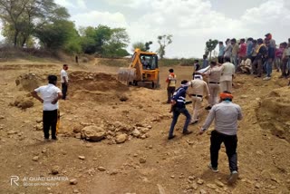 Three women went to dig soil