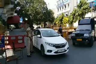 वाहनों की चेकिंग करती पुलिस.