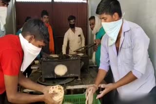 सब्जी-ठेले वाले बांट रहे राशन, Vegetable sellers are distributing ration