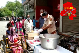 SHO Sameer Srivastava of Delhi Cantt arrived to encourage people distributing food to needy Delhi lockdown  Corona virus