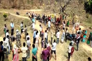 Villagers break lockdown to see Mahua thief in chatra