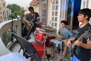 delhi couples balcony concert helps neighbours beat lockdown blues