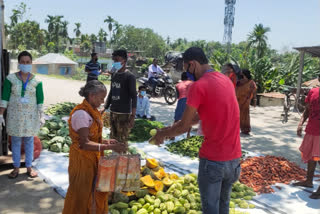 দুস্থদের 20 কুইন্টাল সবজি বিলি জলপাইগুড়ির এক সংগঠনের