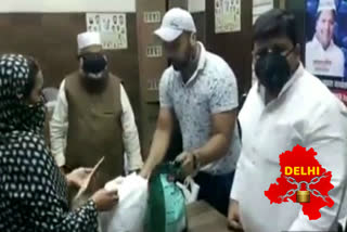 AAP Councilor Mohammad Sadiq distributing ration to poor migrants in Ballimaran delhi lockdown corona virus