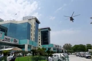 Air Force drop flowers on Corona warriors of Max Hospital Saket