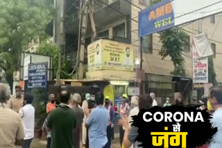 Ambika Vihar Society welcomes Corona warriors with flowers