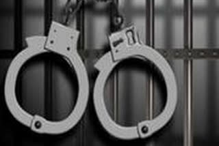 13 arrested for defying lockdown  Noida Police  arrested  നോയിഡ  ലോക്ക് ഡൗൺ  അറസ്റ്റ് ചെയ്തു  എഫ്‌ഐആർ