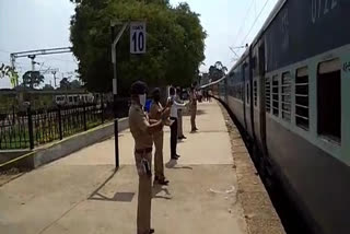 special Shramik train leaves Nagpur  migrant workers leave from Nagpur for Lucknow  lockdown  Train carrying migrants leaves Nagpur  മഹാരാഷ്ട്രർ