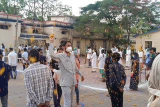 Honored by garlanding warriors who fought the war against Corona in ashoknagar