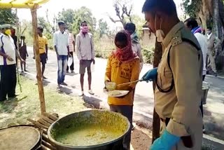 Police personnel fed villagers food in ranchi