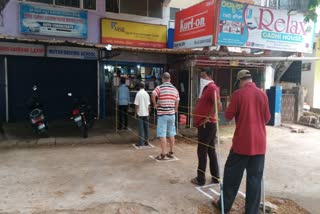 wine shop open iಕಾರವಾರದಲ್ಲಿ ಎಣ್ಣೆಗಾಗಿ ಸಾಲುಗಟ್ಟಿದ ಮದ್ಯಪ್ರಿಯರುn karwar