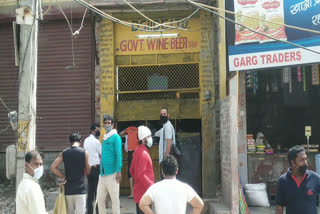 People engaged in long lines to get liquor in Shiv Vihar at 6 am delhi lockdown