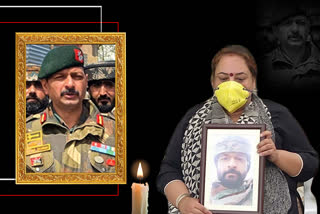 शहीद आशुतोष के परिजन,  Family of martyr colonel Ashutosh