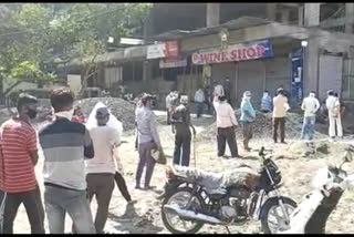 Liquor sales closed in the district; But large queues of citizens outside the shops