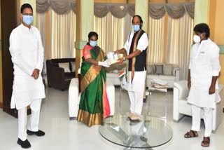 congress leaders met with governar thamilasai in hyderabad