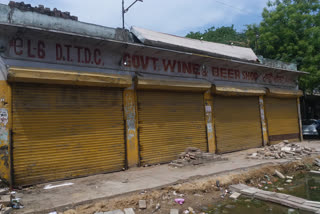 Crowd at liquor shops in govindpuri  in lockdown