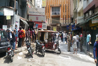 Police engaged in crowd mobilization at liquor store in Jhandewalan delhi lockdown