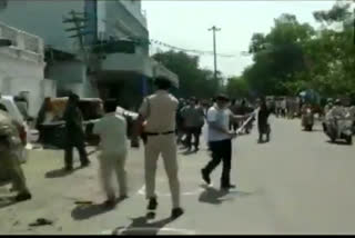 Police resorts to mild lathicharge outside a liquor shop