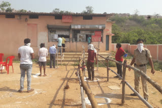 Long queues in the liquor shops of Bilaspur since morning with social distancing