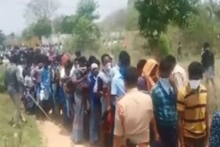 heavy crowd at wine shops at andhra taminadu border in chittore district