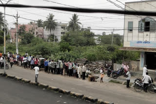 people gathered heavily at amadalavalasa wine shops with out taking corona virus measures