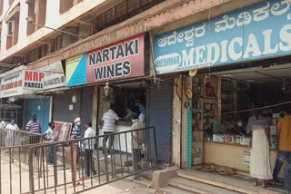 Hubli: Liquor drinkers line in front of the wine shop