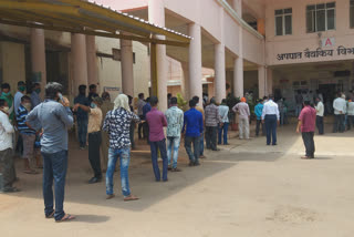 corona update ratnagiri  ratnagiri district hospital  रत्निगारी जिल्हा रुग्णालय  आरोग्य प्रमाणपत्रासाठी गर्दी  migrant crowd ratnagiri