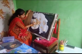 Harpalpur resident Rita Vishwakarma is making people aware by making paintings